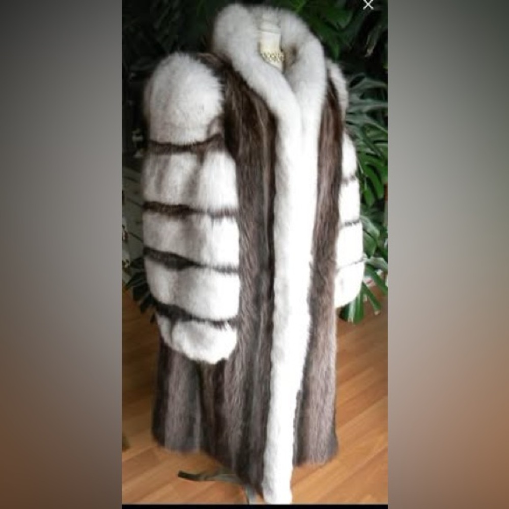 Fox & Raccoon
Full length fur coat / real fur / 747.999.2099 questions